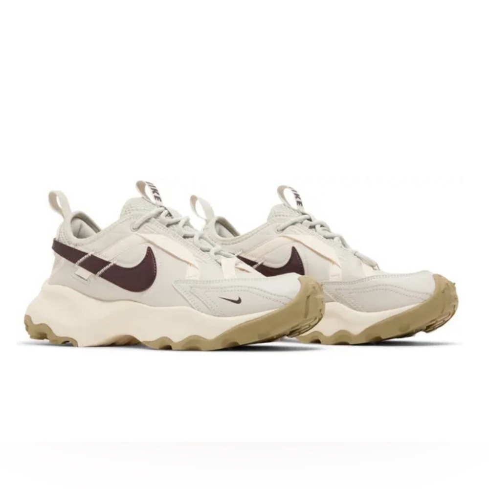 Nike Women’s TC 7900 Beige and Burgundy Sneakers Size 9.5 NEW IN BOX Athletic